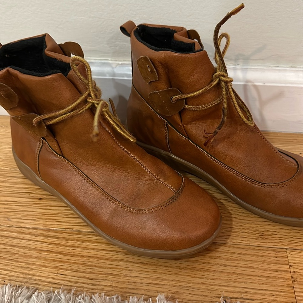 Pair is leather shoe. Only wore one time